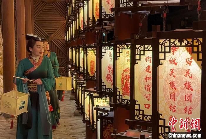 圖為游客身著古裝逛燈會(huì)。　張振祥 攝