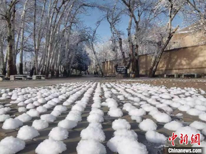 圖為春雪過后的莫高窟美不勝收?！≈鼙笕?攝