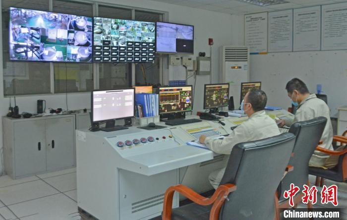 工人在中控室觀察各個(gè)生產(chǎn)車間運(yùn)行情況?！×趾霔v 攝
