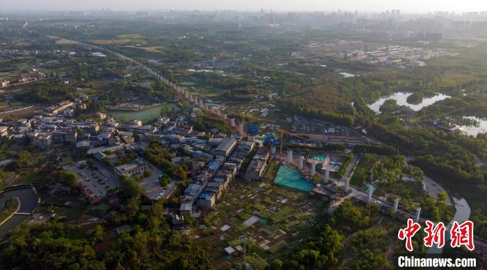 航拍正在建設(shè)中的成都至自貢高速鐵路成都段?！⒅铱?攝