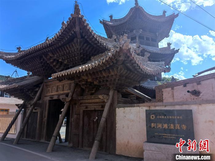 圖為集漢、藏、伊斯蘭風(fēng)格于一體的700年歷史的全國重點保護文物——阿河灘清真寺?！埡ｖ?攝