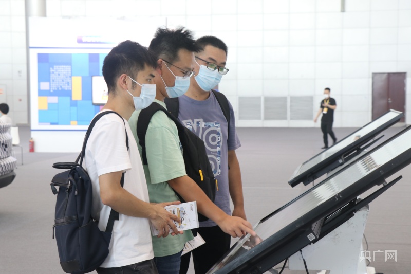 市民結(jié)伴而行，一起認(rèn)真了解網(wǎng)絡(luò)安全科普知識(央廣網(wǎng)記者 趙家慧 攝)