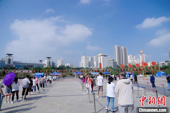 資料圖為居民有序排隊(duì)進(jìn)行核酸檢測(cè)?！●R銘言 攝