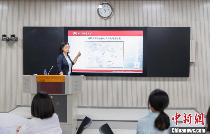 天津師范大學(xué)跨文化與世界文學(xué)研究院院長、教授郝嵐正在為同學(xué)們上課?！⊥踉谟?攝