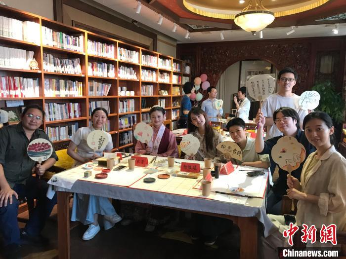 9月14日，“月動臨秋扇”中華傳統(tǒng)文化沉浸式體驗活動在北京紀曉嵐故居舉辦。陳建新 攝 陳建新 攝