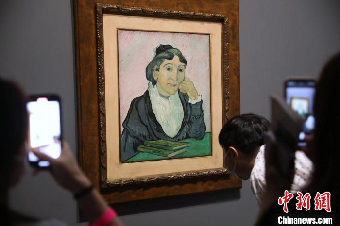 觀眾欣賞梵高畫作《阿爾勒婦女(吉努夫人肖像)》?！埡鄠?攝