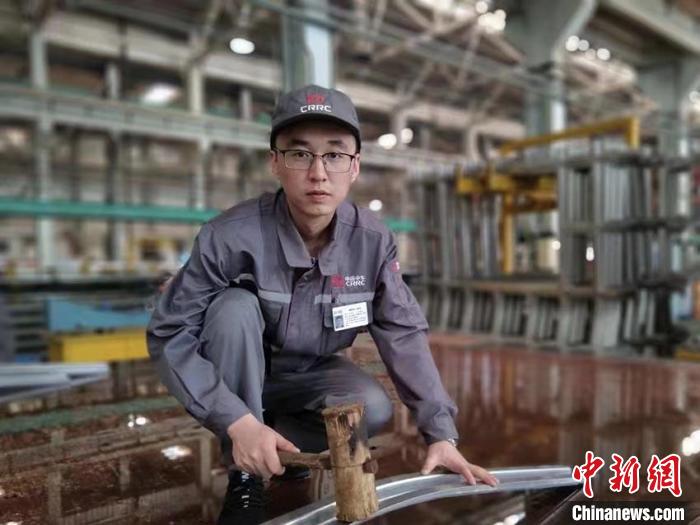 王漢卿在調(diào)修側(cè)墻彎梁。　受訪者供圖