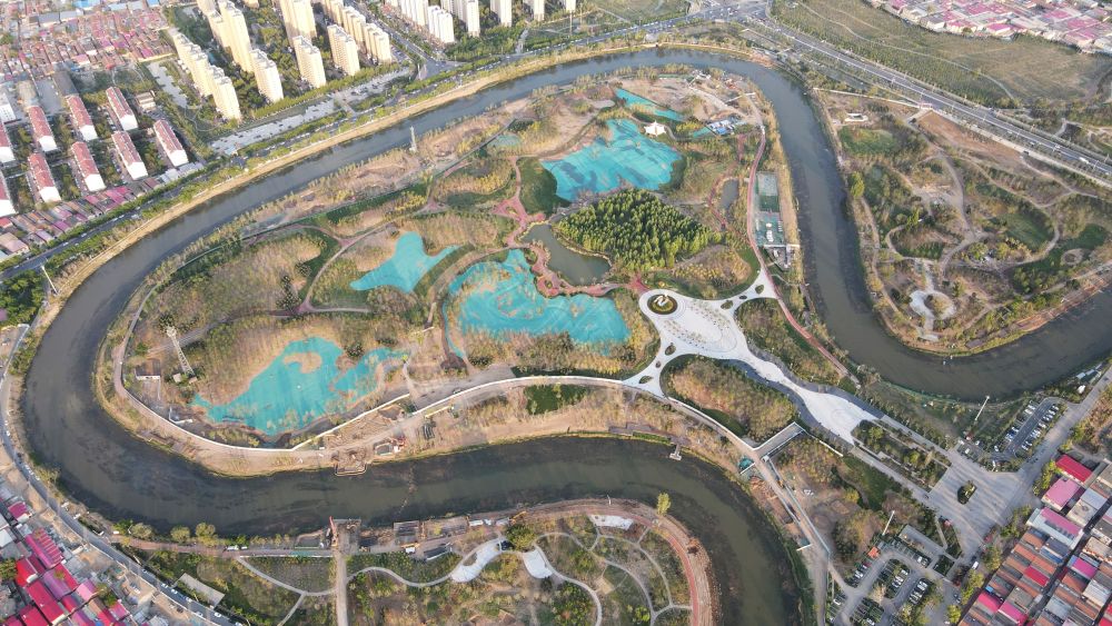 　圖為4月30日拍攝的河北滄州市區(qū)的大運河“Ω”形河道。新華社發(fā)(傅新春 攝)