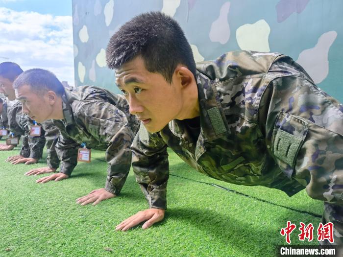 尤云龍正在和戰(zhàn)友進行體能訓練?！×志杆?攝