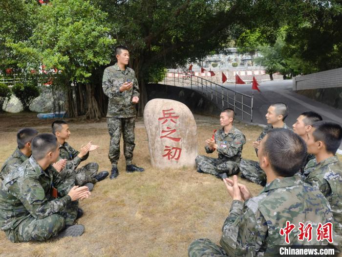 尤云龍為戰(zhàn)友講述父輩保家衛(wèi)國的故事?！＄姛樋?攝