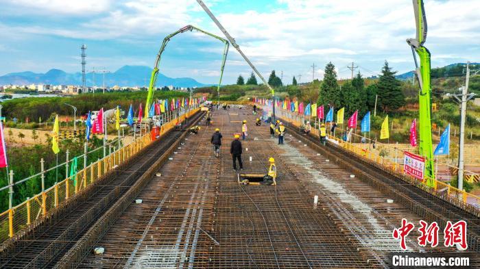 圖為渝昆高鐵云南段境內(nèi)首座大橋連續(xù)梁混凝土澆筑施工現(xiàn)場(chǎng)?！⑽馁F 攝