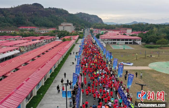 2022年龍虎山半程馬拉松鳴槍開跑?！⒅剧?攝