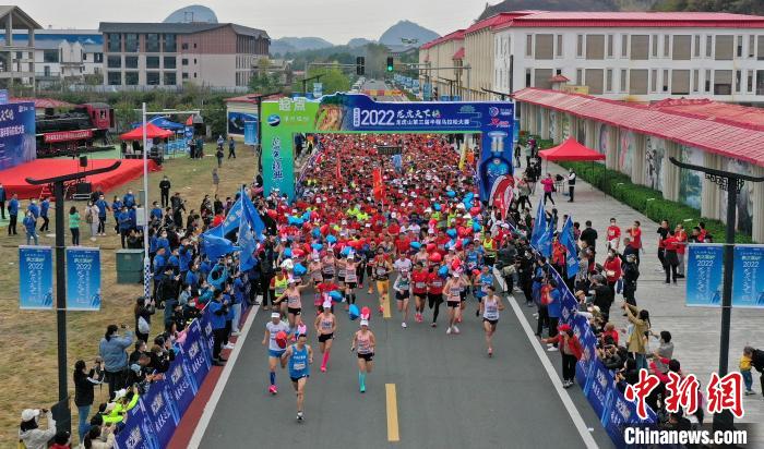 2022年龍虎山半程馬拉松鳴槍開跑?！⒅剧?攝