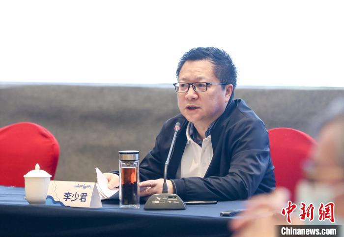 《詩(shī)刊》社主編李少君發(fā)言。　霞浦縣融媒體中心 供圖