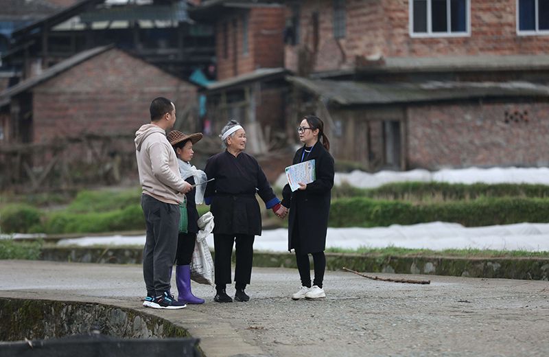 2022年3月24日，在廣西柳州市三江侗族自治縣良口鄉(xiāng)南寨村，紀(jì)檢監(jiān)察干部(右一、左一)在了解惠農(nóng)政策落實(shí)情況。