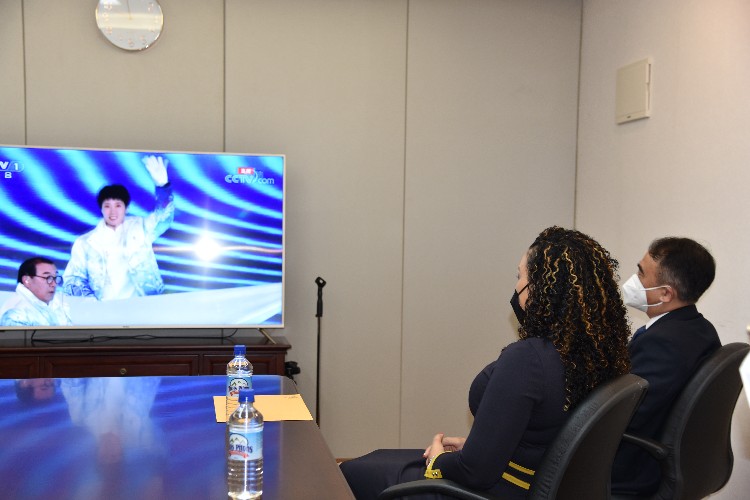 多米尼克友人與我外交官同看開幕式。中國駐多米尼克使館供圖