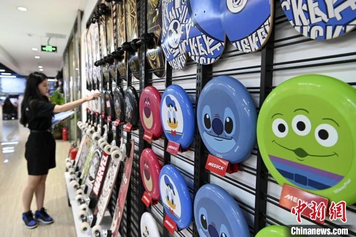 葉偉倫的體育用品公司推出了一系列IP授權款?！￡愺K旻　攝