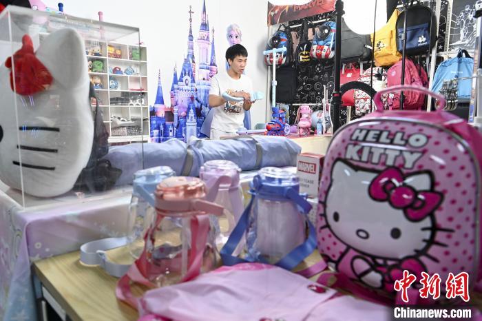 葉偉倫公司員工通過網(wǎng)絡直播方式銷售產(chǎn)品?！￡愺K旻 攝