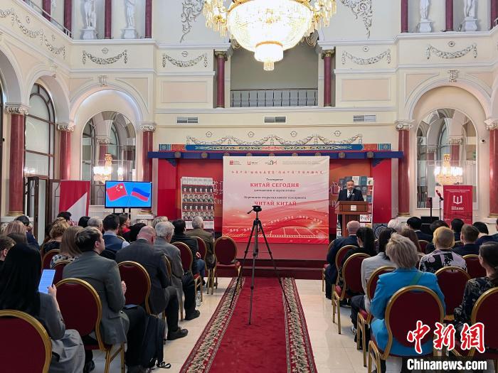 “今日中國(guó)”回顧與展望暨“閱讀中國(guó)”節(jié)目開(kāi)播儀式活動(dòng)現(xiàn)場(chǎng)?！√锉?攝