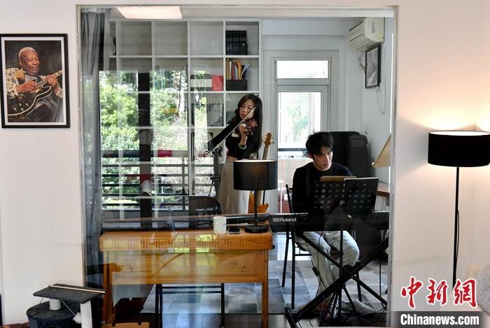 圖為3月10日，林佳臻(左)與張家豪在福建福州租的套房?jī)?nèi)排練。 <a target='_blank' href='/'><p  align=