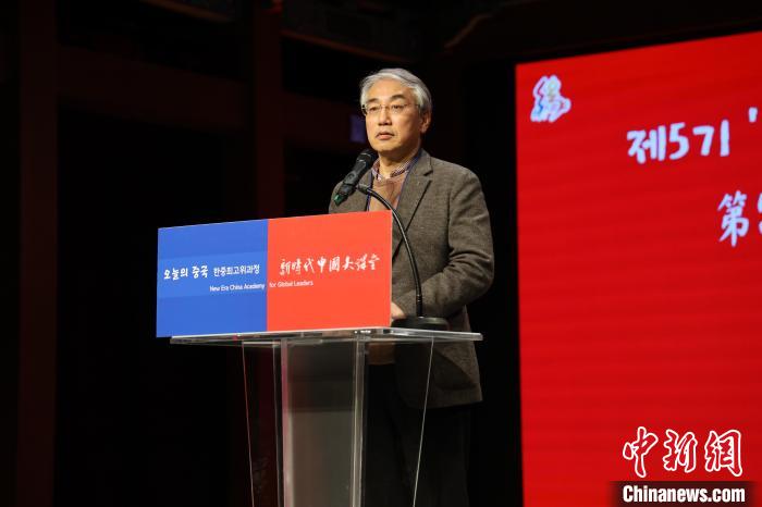 韓國前國務(wù)調(diào)整室長李錫駿致辭?！≈袊v韓國大使館供圖