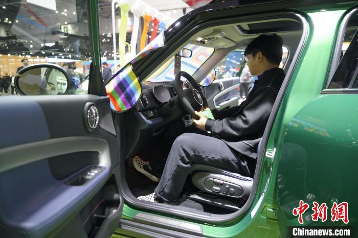 圖為觀眾在展會(huì)試駕車輛?！⑿?攝
