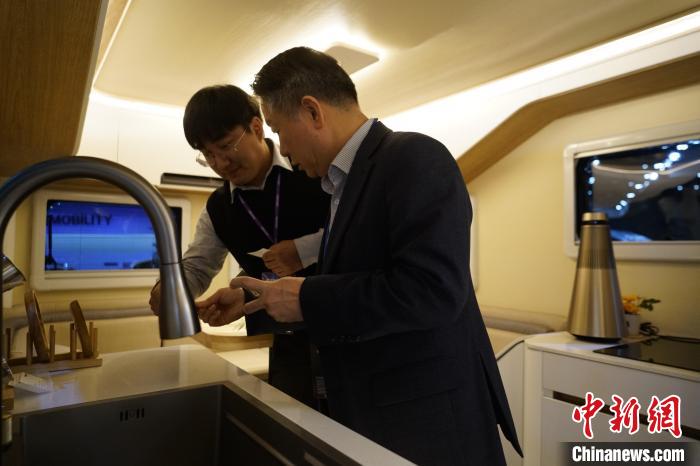 圖為參展商向觀眾介紹房車內(nèi)部設(shè)計(jì)。　劉旭 攝