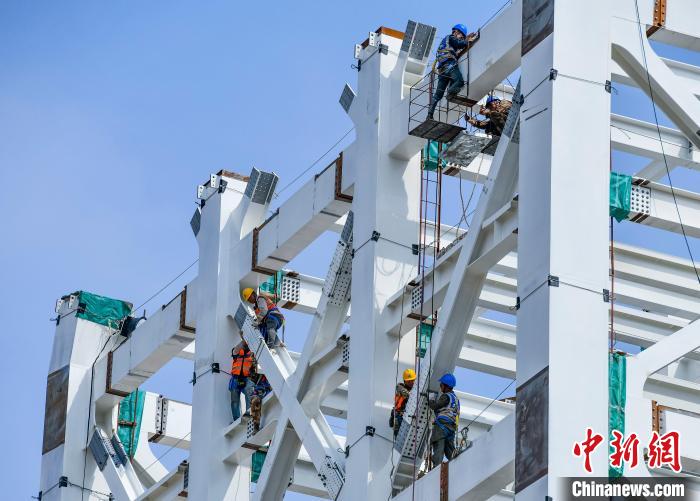 圖為海南商業(yè)航天發(fā)射場1號工位建設現(xiàn)場，工人正緊鑼密鼓施工?！●樤骑w 攝