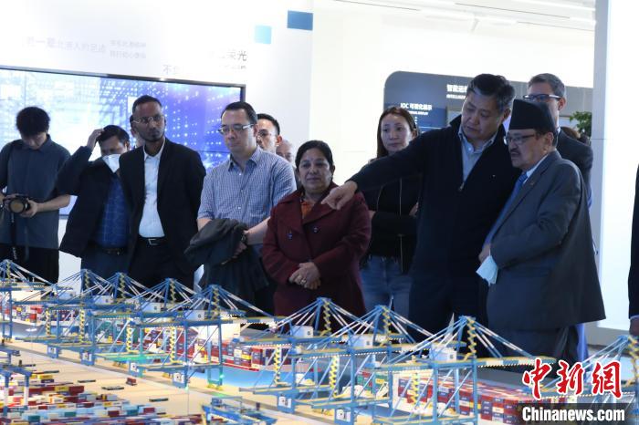 駐華使節(jié)和外交官參訪北部灣港智慧港口創(chuàng)新中心。　陳秋霞 攝