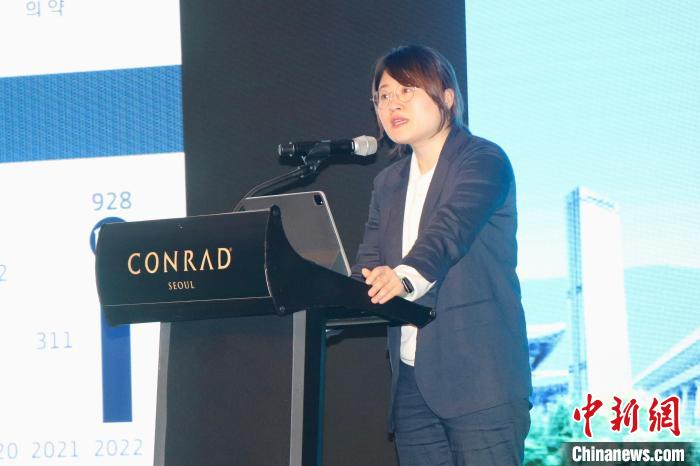 韓國(guó)大韓貿(mào)易投資振興公社外國(guó)投資監(jiān)察辦公室科長(zhǎng)樸金蘭致辭?！∪f(wàn)佳欣 攝