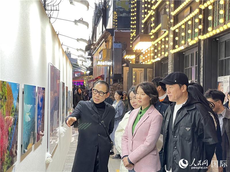 韓國(guó)中小風(fēng)險(xiǎn)企業(yè)部長(zhǎng)官李永參觀梨泰院街頭藝術(shù)展。實(shí)習(xí)生 許鵬飛攝