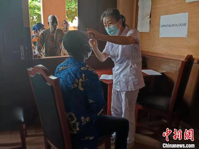 義診現(xiàn)場?！≈袊?寧夏)第26批援貝寧醫(yī)療隊 供圖