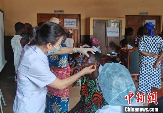 義診現(xiàn)場。　中國(寧夏)第26批援貝寧醫(yī)療隊 供圖