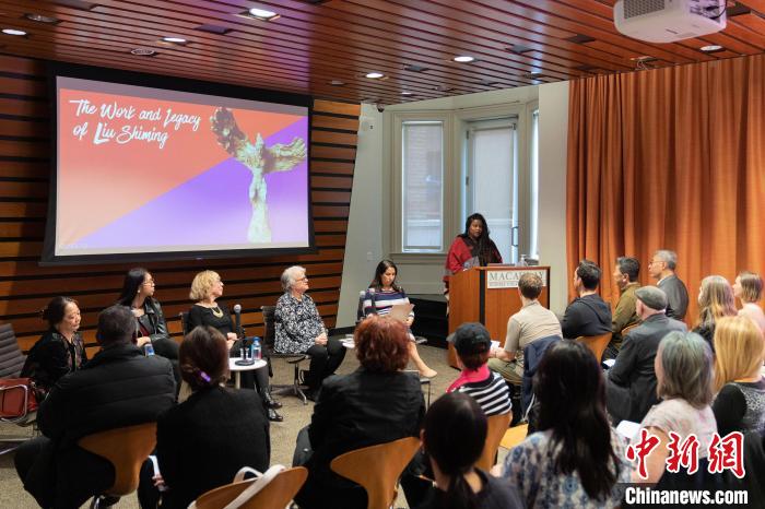 4月11日，紐約市立大學(xué)麥考利榮譽(yù)學(xué)院院長達(dá)拉·伯恩主持劉士銘雕塑作品《想飛的人》收藏揭幕儀式?！⑹裤懰囆g(shù)基金會 供圖