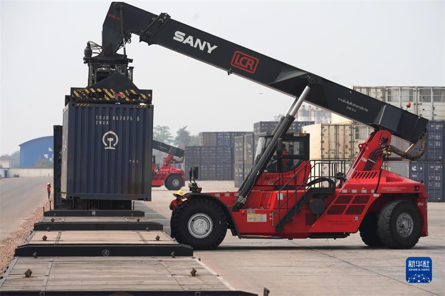 4月15日，老中鐵路有限公司的工人在老撾萬(wàn)象南站裝載貨物。萬(wàn)象南站是中老鐵路老撾段主要貨運(yùn)站，靠近老撾與泰國(guó)邊境。因其獨(dú)特的地理位置和物流轉(zhuǎn)運(yùn)配送區(qū)位優(yōu)勢(shì)，萬(wàn)象南站成為中老泰等國(guó)貨物中轉(zhuǎn)的“旱碼頭”。新華社記者 邢廣利 攝