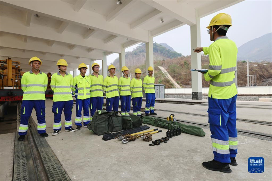 4月17日，瑯勃拉邦維保管理中心的工人在老撾瑯勃拉邦站附近進(jìn)行接觸網(wǎng)維修保養(yǎng)演練。瑯勃拉邦維保管理中心由中國鐵路昆明局集團(tuán)公司普洱基礎(chǔ)設(shè)施段按異地車間管理，根據(jù)昆明鐵路局與老中鐵路有限公司簽訂的中老鐵路固定設(shè)備維管合同，負(fù)責(zé)老撾境內(nèi)磨丁至萬象南段工務(wù)、供電、信號等固定設(shè)備養(yǎng)護(hù)維修及管理工作。新華社記者 邢廣利 攝