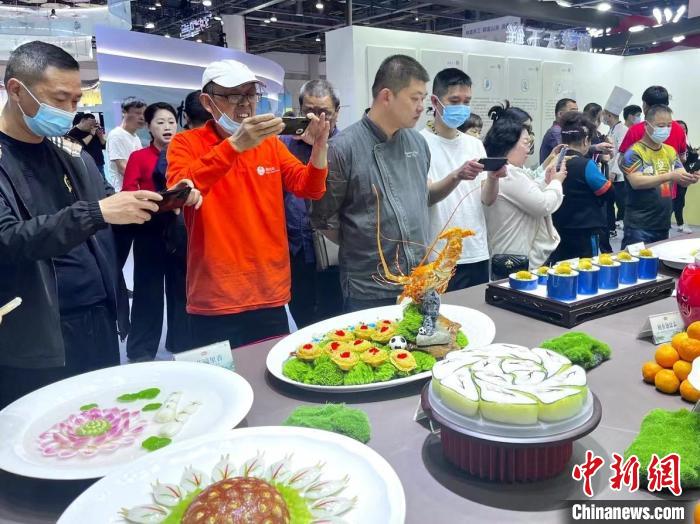 游客對展品充滿興趣?！⊥糨W文 攝