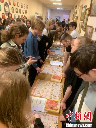 4月21日，莫斯科國立語言大學孔子學院附屬中學舉辦“國際中文日”活動，學生們學習中國象棋?！∧箍茋⒄Z言大學孔子學院 供圖