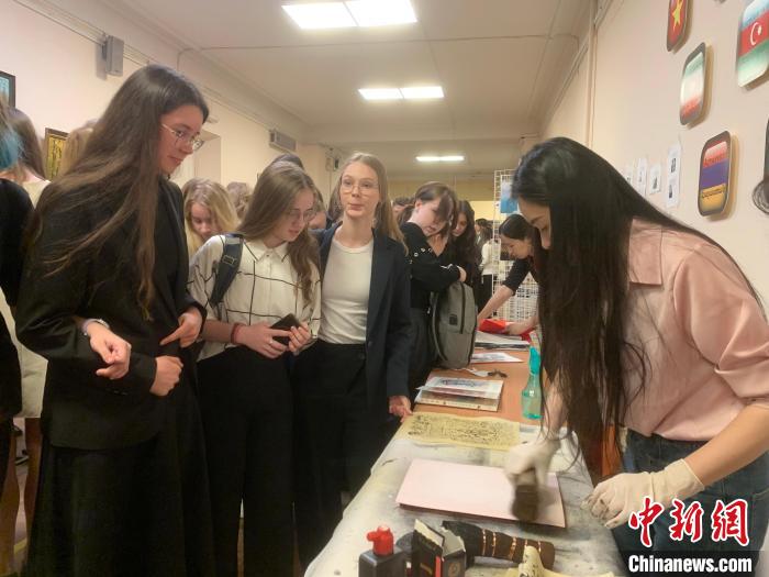 4月21日，莫斯科國立語言大學孔子學院附屬中學舉辦“國際中文日”活動，學生們體驗雕版印刷?！∧箍茋⒄Z言大學孔子學院 供圖