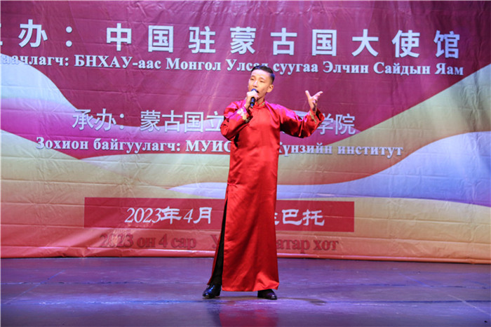 一等獎(jiǎng)選手賀希格中學(xué)的包勒爾德表演貫口《玲瓏塔》。蒙古國(guó)立大學(xué)孔子學(xué)院供圖