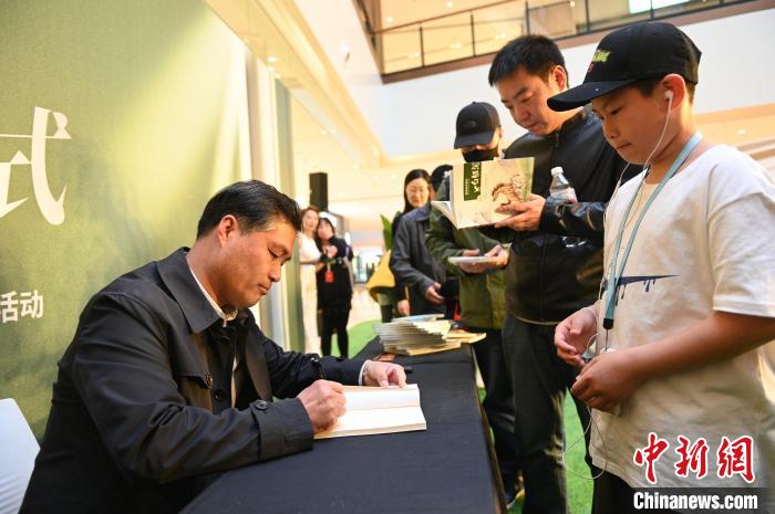 薛濤進行圖書簽售?！∮诤Ｑ?攝