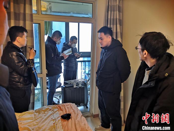 丹東市公安局民警抓捕犯罪嫌疑人，在其家中進(jìn)行搜查?！〉|市公安局供圖