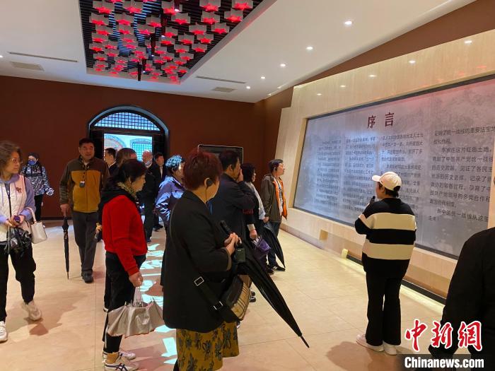 中共中央統(tǒng)戰(zhàn)部舊址里參觀(guān)者絡(luò)繹不絕?！±顣詡?攝