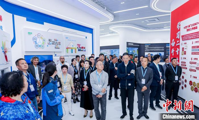 僑商、僑胞們考察金漪湖科創(chuàng)智造平臺重大基礎(chǔ)設(shè)施項目?！≈鬓k方供圖