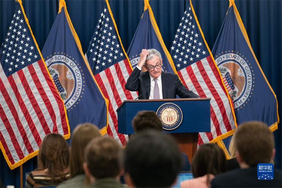 5月3日，美國(guó)聯(lián)邦儲(chǔ)備委員會(huì)主席鮑威爾在華盛頓出席新聞發(fā)布會(huì)。美國(guó)聯(lián)邦儲(chǔ)備委員會(huì)3日結(jié)束為期兩天的貨幣政策會(huì)議，宣布再次將聯(lián)邦基金利率目標(biāo)區(qū)間上調(diào)25個(gè)基點(diǎn)到5%至5.25%之間。新華社記者劉杰攝