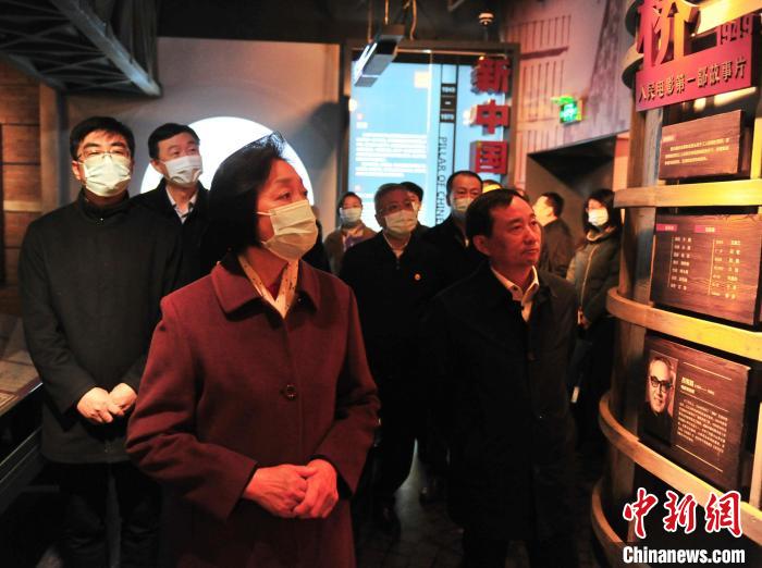 臺盟中央主席蘇輝近日率調(diào)研組赴吉林開展重點考察調(diào)研。圖為在長影舊址博物館考察吉林特色文化產(chǎn)業(yè)發(fā)展。　高龍安 攝