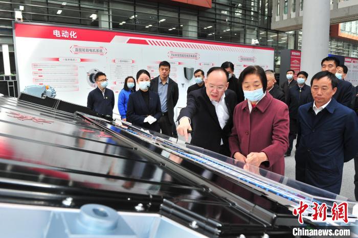 臺盟中央主席蘇輝近日率調(diào)研組赴吉林開展重點考察調(diào)研。圖為在中國第一汽車集團有限公司調(diào)研。　高龍安 攝