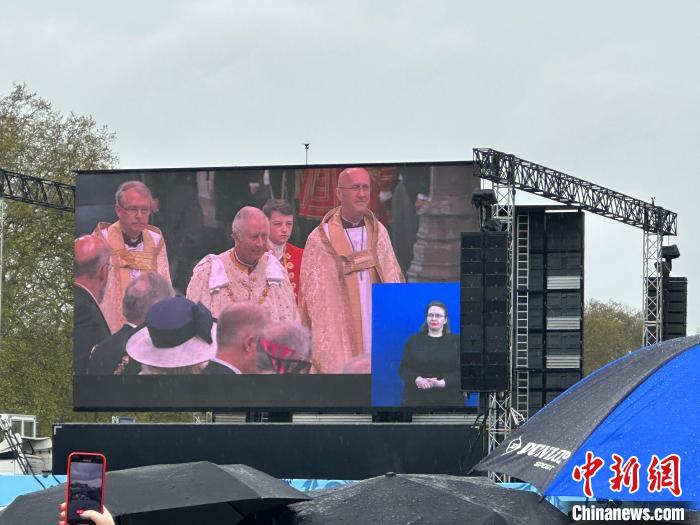 當?shù)貢r間5月6日，英國國王查爾斯三世的加冕儀式舉行。民眾雨中觀看儀式?！W陽開宇 攝