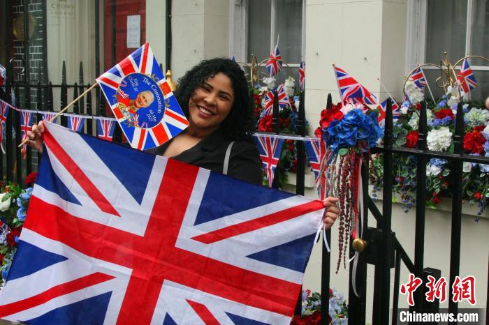 當?shù)貢r間5月6日，英國國王查爾斯三世的加冕儀式舉行。圖為前往觀禮區(qū)的民眾。　張平 攝