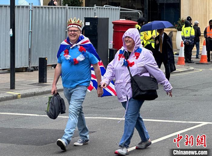 當?shù)貢r間5月6日，英國國王查爾斯三世的加冕儀式舉行。圖為前往觀禮區(qū)的民眾?！W陽開宇 攝